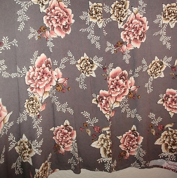 TORRID Sharkbite Floral Lace Top  Size 2 (18-20/ 2X) - Picture 4 of 12